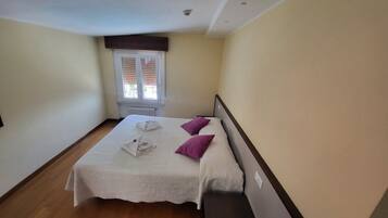 Leilighet, 3 soverom, 2 bad | 3 soverom, safe på rommet, blendingsgardiner og wi-fi (inkludert)