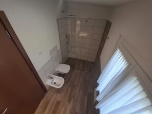 Studiosuite – deluxe | Bad | Hårføner, bidé og håndklær