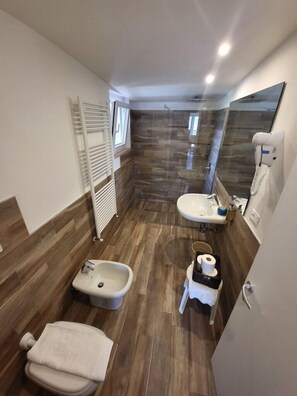 Apartamento, 3 habitaciones, 2 baños | Baño | Secador de pelo, bidé y toallas