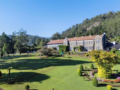 Fachada del alojamiento. The Hill Club