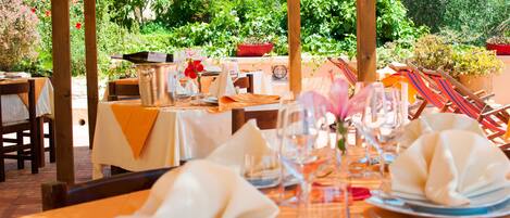 Breakfast, lunch, dinner served; local cuisine