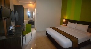 Meja kerja, setrika/meja setrika, dan tempat tidur lipat/tambahan