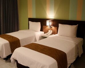 Meja kerja, setrika/meja setrika, dan tempat tidur lipat/tambahan