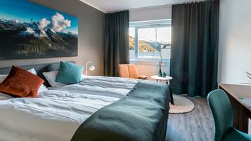 Habitación con 2 camas individuales | Escritorio, wifi gratis y ropa de cama