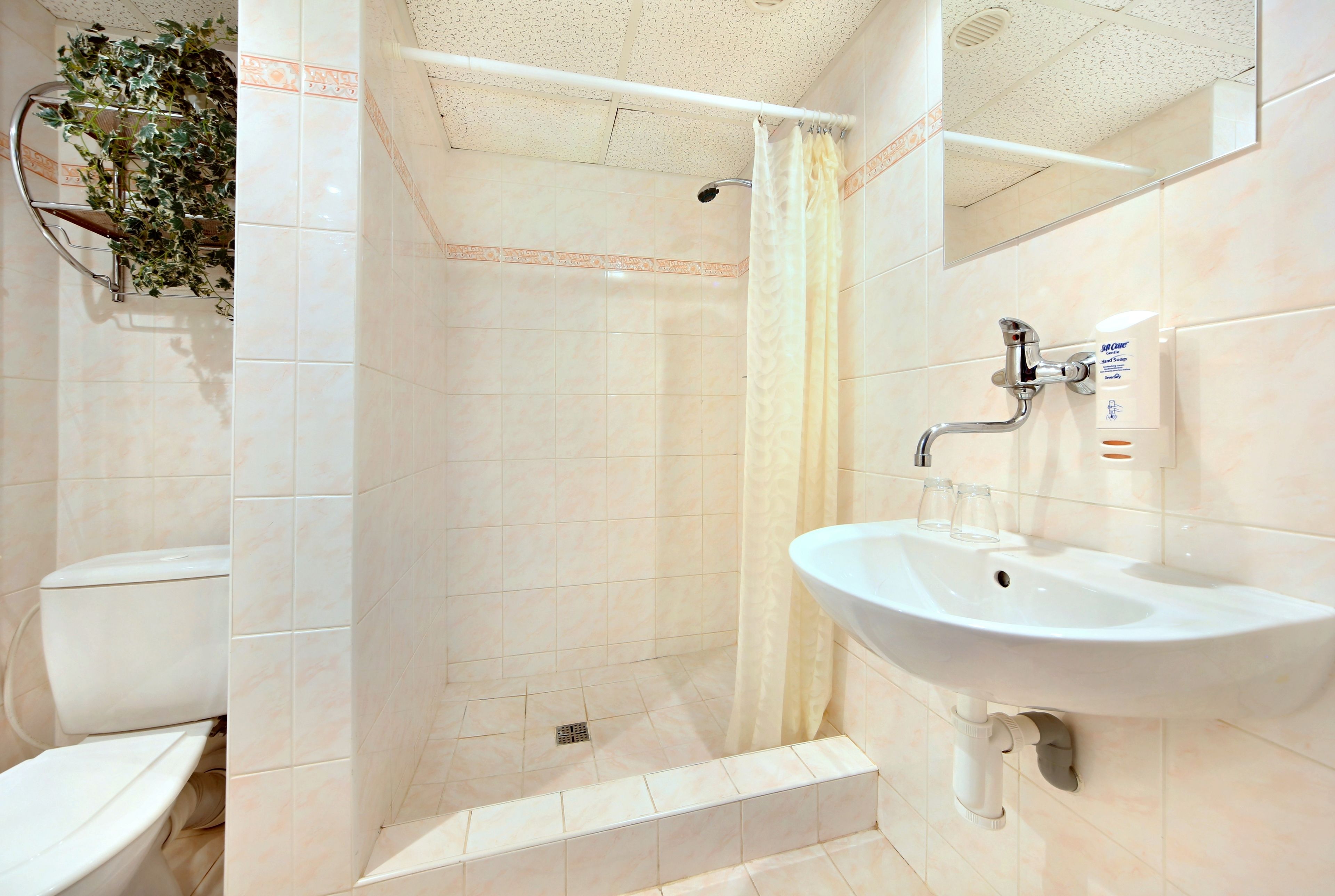 Un baño con ducha, inodoro y lavamanos.