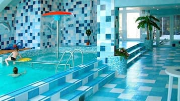 屋内プール、営業時間 10:00 ~ 20:00、サンラウンジャー