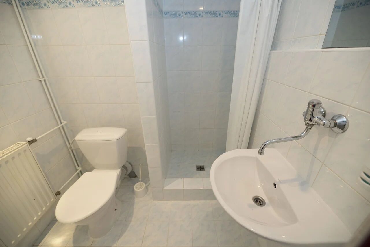 Ein Badezimmer mit Toilette, Waschbecken und Duschkabine.