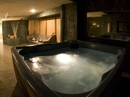 Sauna, hot tub, steam room