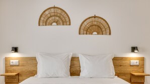 A double bed with white linens, wooden headboard, two wall-mounted lamps, and a yellow throw blanket. - Casa da Lagoa (Mira)