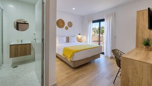 A modern bedroom with a bed, bedside table, and a view of the outdoors. - Casa da Lagoa (Mira)