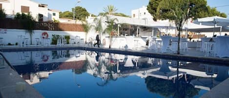 Utomhuspool med öppettider 09.00 till 19.00, och solstolar