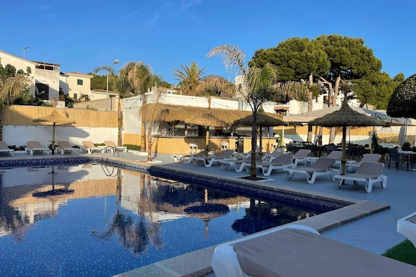 Kolam renang terbuka, kerusi lepak pantai