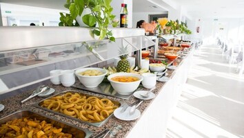 Café da manhã com buffet todos os dias mediante uma taxa