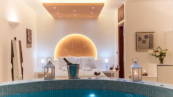 Häämatkasviitti (with Indoor Hot Tub and Caldera View) | Minibaari, tallelokero huoneessa, äänieristys, ilmainen Wi-Fi