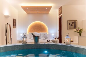 Honeymoon Suite (with Indoor Hot Tub and Caldera View) | Minibar, in-room safe, soundproofing, free WiFi - William's Houses (Santorini)