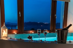 Smekmånadssvit (with Indoor Hot Tub and Caldera View) | Minibar, värdeförvaringsskåp på rummet, ljudisolering och gratis wi-fi