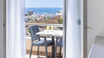 Deluxe Room | 1 bedroom, minibar, in-room safe, soundproofing
