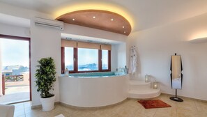 Honeymoon Suite (with Indoor Hot Tub and Caldera View) | Jetted bathtub - William's Houses (Santorini)