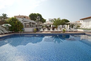 季节性开放的室外游泳池,池畔遮阳伞,日光浴躺椅