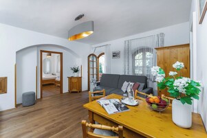 Apartamento superior, balcón, vistas al lago | Zona de estar | Una televisión LCD
