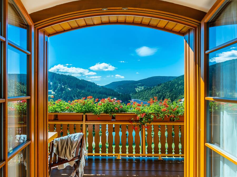 Kahden hengen deluxe-huone, parveke, näköala mäelle | Näkymä järvelle