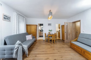 Superior Apartment, Balcony, Lake View | Living area
