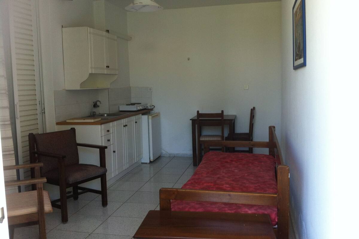 Frigorífico, placa de cocina y utensilios de cocina