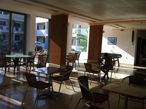 Bar (trong khuôn viên)