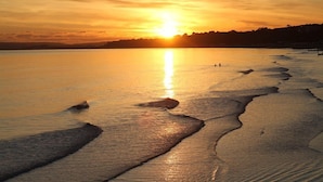 A beach at sunset with calm waters and a clear sky. - Hotel Riviera (Bournemouth)