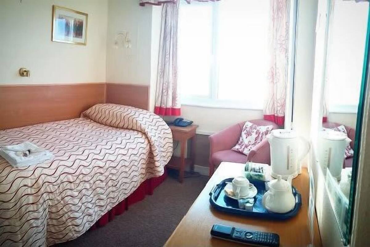 Single Room | Desk, iron/ironing board (on request), WiFi (free)
