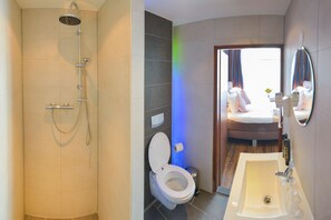 Deluxe Double Room, Balcony | Bathroom shower - Boutique Hotel La Belle Vue (Amsterdam)