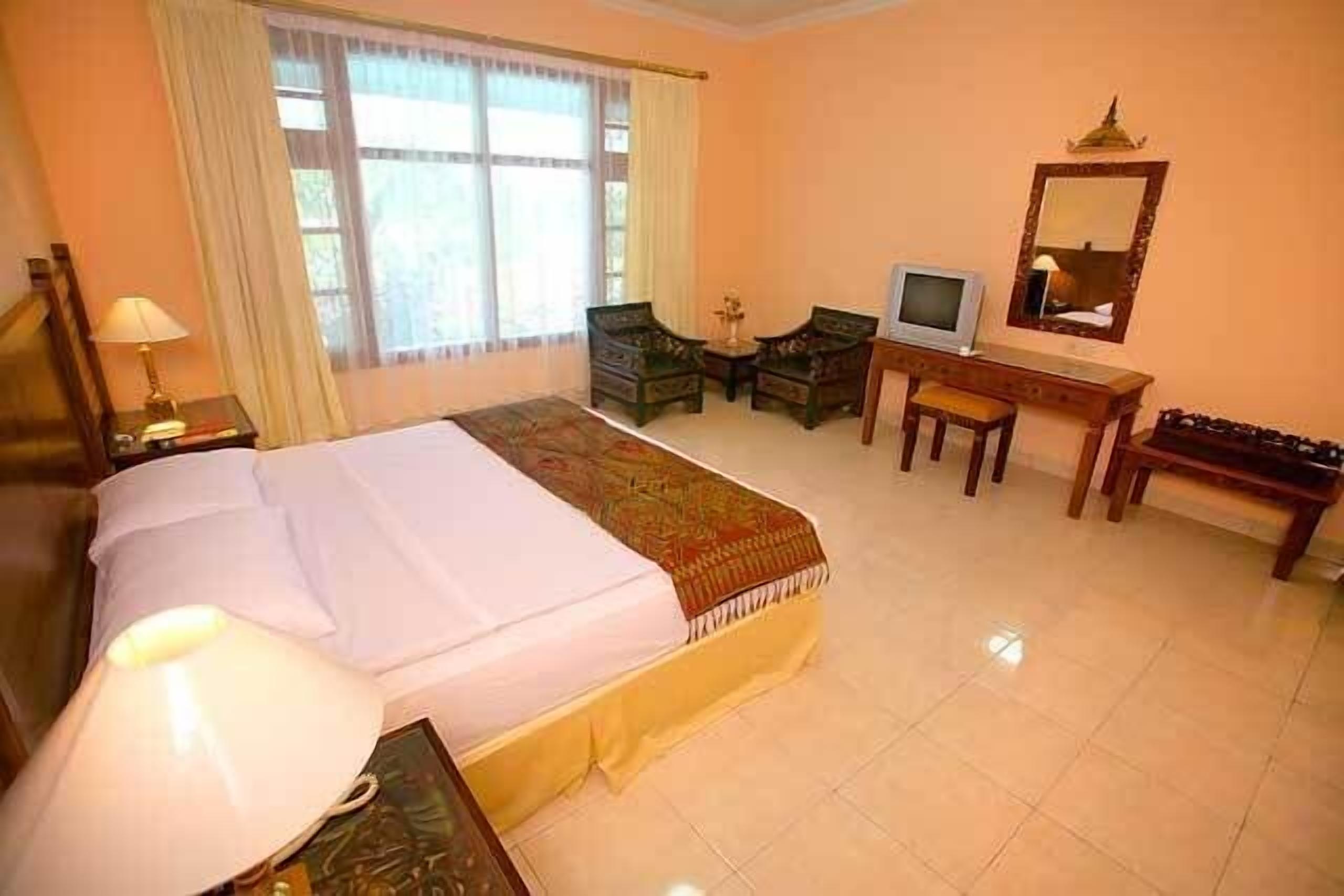 高档床上用品、客房内保险箱、特色装修、办公桌