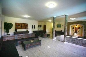 Lobby sitting area - Pondok Serrata Convention, Boutique & Tourist Hotel (Semarang)