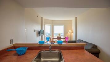 Apartment, 4 Bedrooms, Private Bathroom | Private kitchen