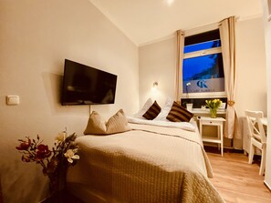 Premium bedding, minibar, desk, blackout drapes - Pension Karina Schwerin (Schwerin)