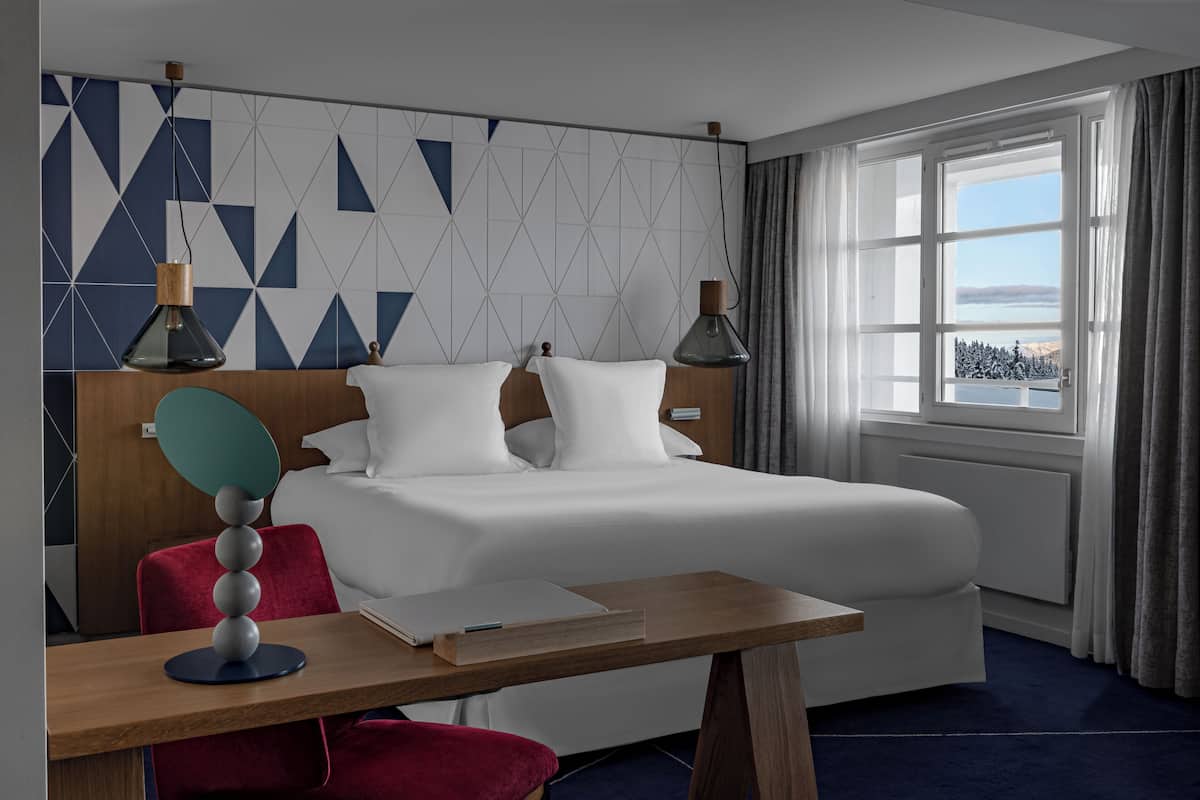 deluxe room | premium bedding, minibar, in-room safe, desk