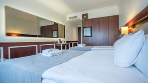 Minibar, coffres-forts dans les chambres, bureau, chambres insonorisées