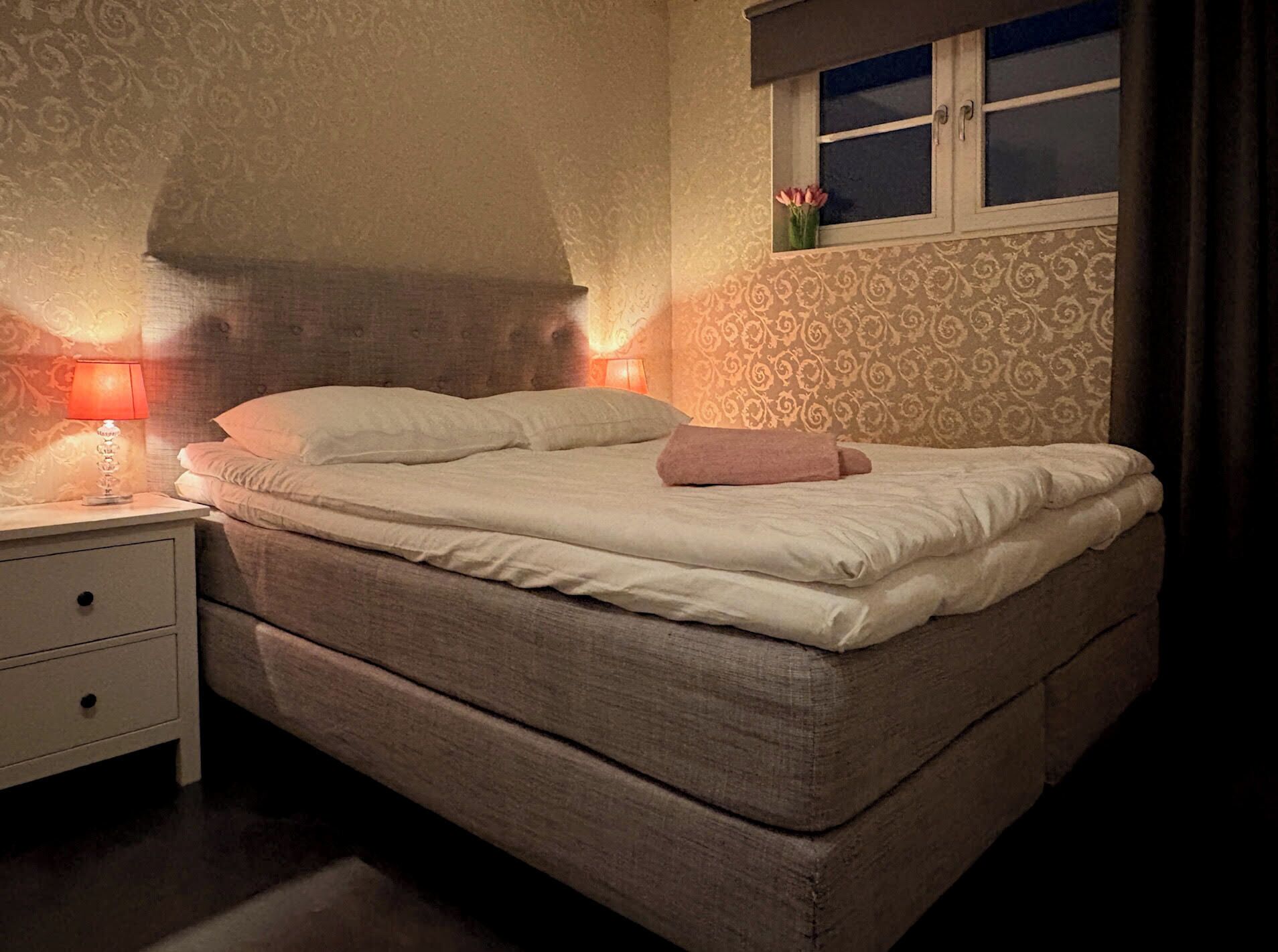 스탠다드 더블룸 | 각각 다른 스타일의 인테리어, 각각 다르게 가구 비치, 노트북 작업 공간, 암막 커튼