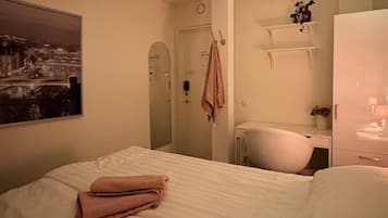 Standard dubbelrum | Individuell inredning, unika möbler och arbetsyta för laptop