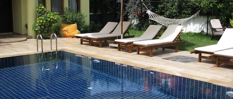 Piscine extérieure (ouverte en saison), parasols de plage