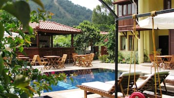Piscine extérieure (ouverte en saison), parasols de plage