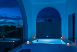 House, Jetted Tub | Outdoor spa tub