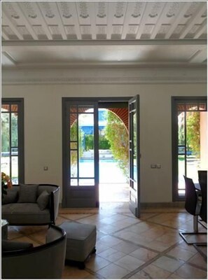 Télévision à écran plat, cheminée