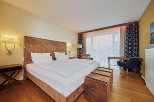 Habitación clásica doble | Minibar con artículos gratuitos, caja fuerte, escritorio