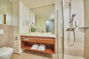 Classic-dobbeltværelse | Badeværelse | Bruser, brusehoved med spredningseffekt, gratis toiletartikler