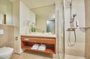 Habitación clásica doble | Baño | Ducha y cabezal de ducha tipo lluvia