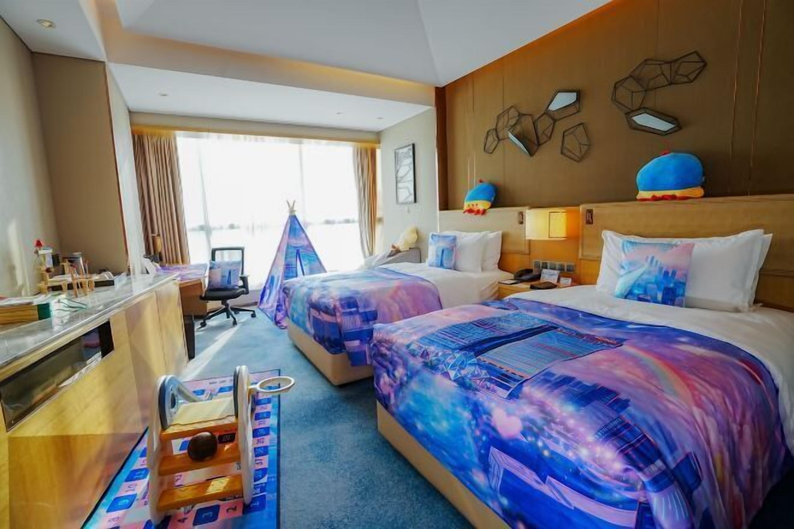 Hypo-allergenic bedding, minibar, in-room safe, desk