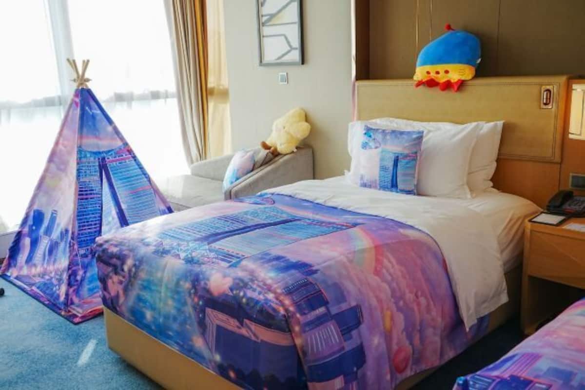 Hypo-allergenic bedding, minibar, in-room safe, desk