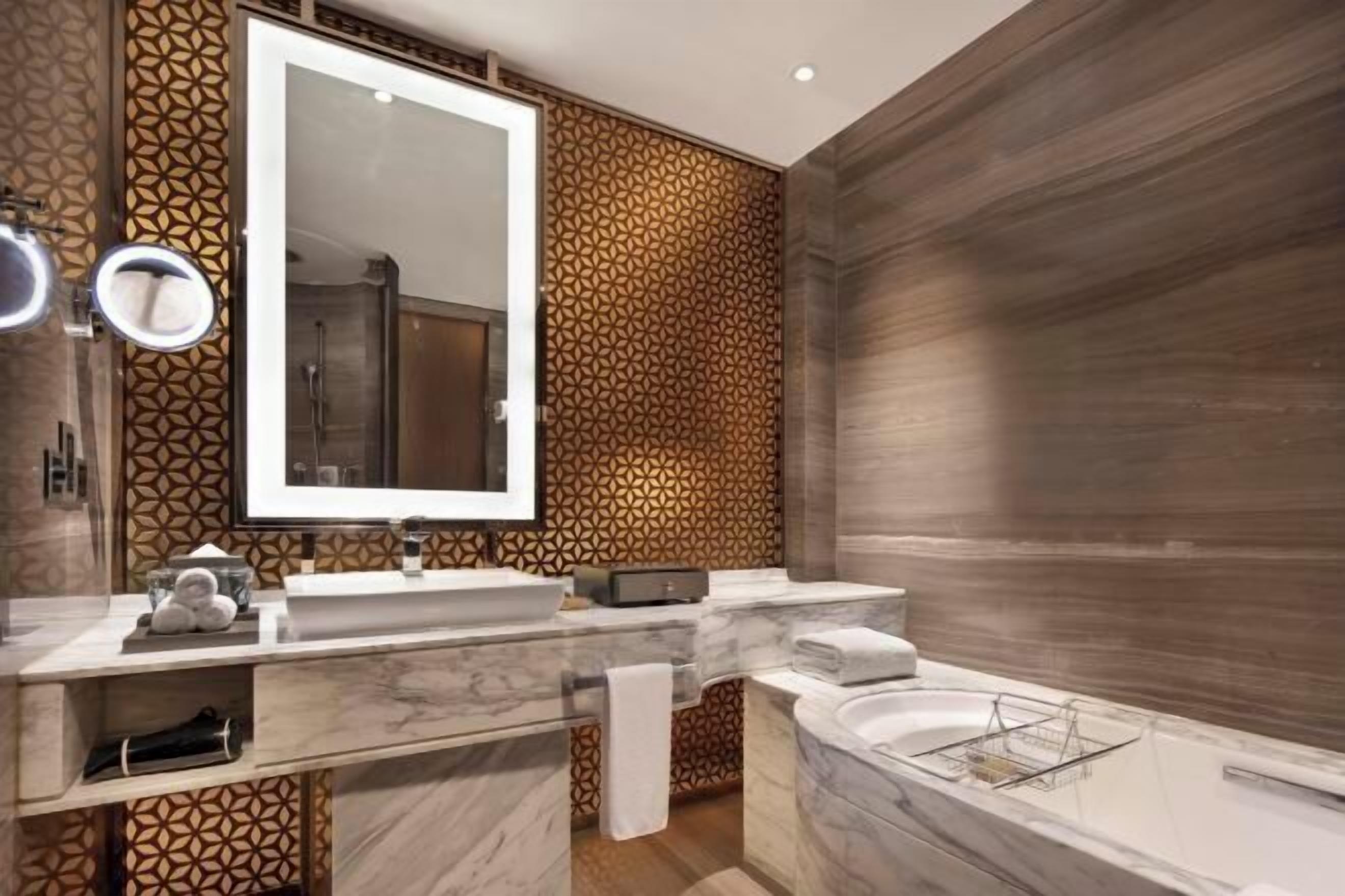 名牌洗护用品、吹风机、浴袍、拖鞋