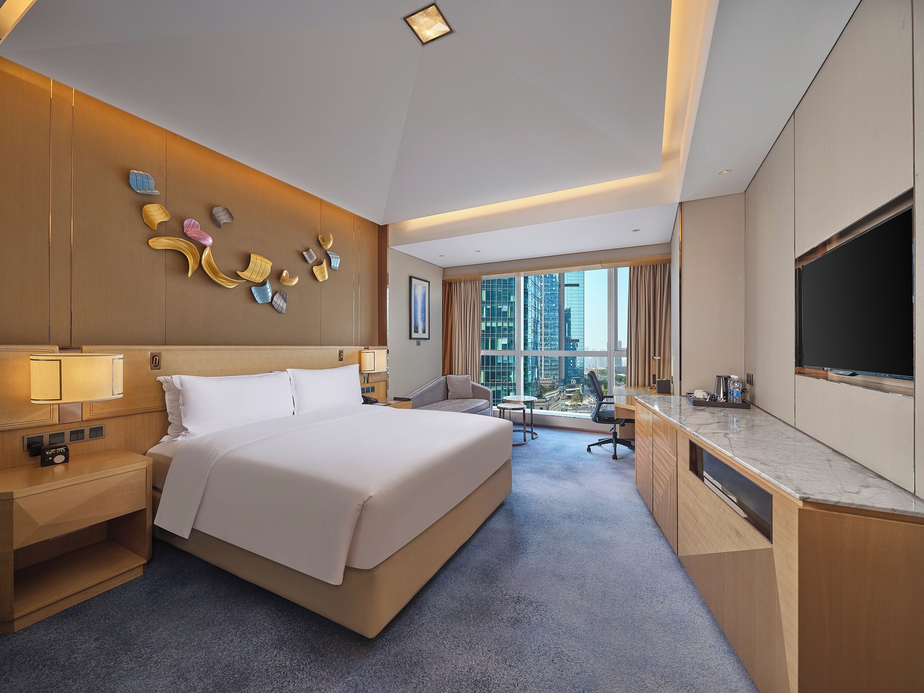 Quarto luxo, 1 cama King, banheira | Roupas de cama antialérgicas, frigobar, cofres nos quartos, escrivaninha